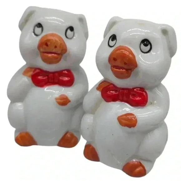 VINTAGE pigs with red bow ties SALT & PEPPER SHAKERS - Picture 1 of 7